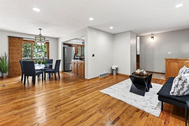 28 CRESTWOOD Drive, Council Bluffs, IA 51503