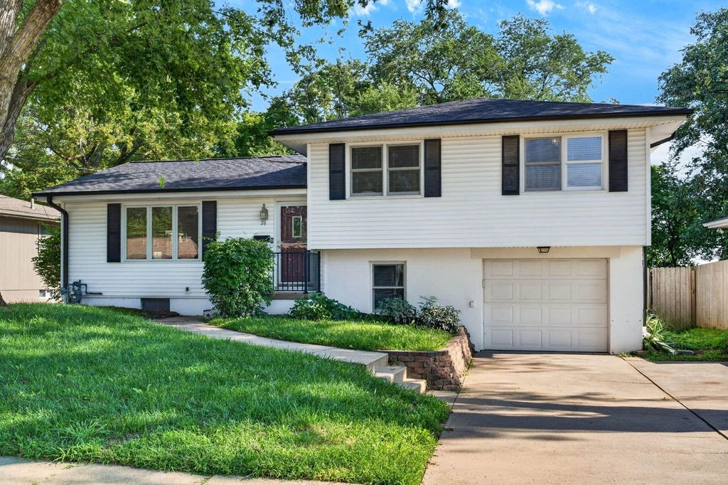 28 CRESTWOOD Drive, Council Bluffs, IA 51503
