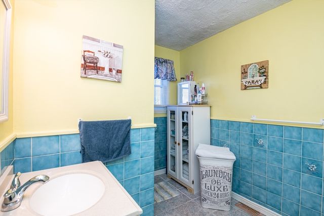 189 Holyoke St, Lynn, MA 01905