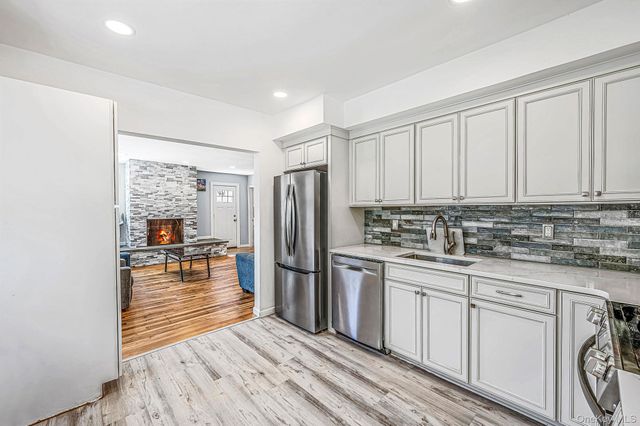 4 Sunny Road, Saint James, NY 11780