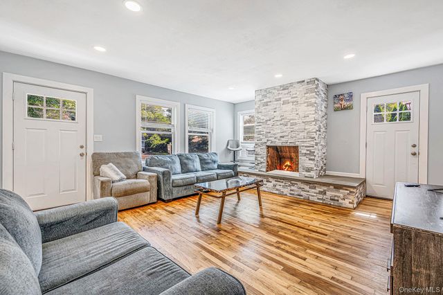 4 Sunny Road, Saint James, NY 11780