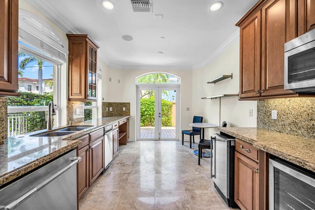 903 NE 17th Way 104, Fort Lauderdale, FL 33304