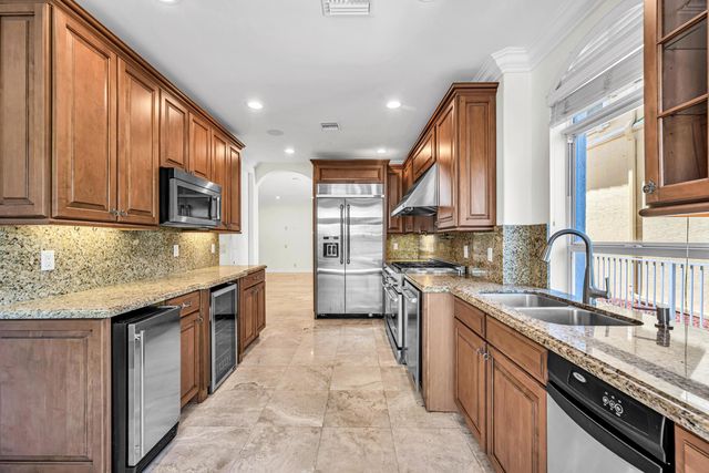 903 NE 17th Way 104, Fort Lauderdale, FL 33304