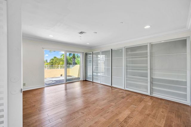 903 NE 17th Way 104, Fort Lauderdale, FL 33304