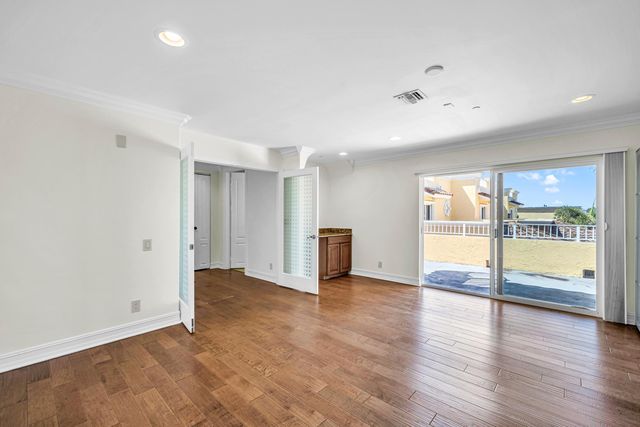 903 NE 17th Way 104, Fort Lauderdale, FL 33304