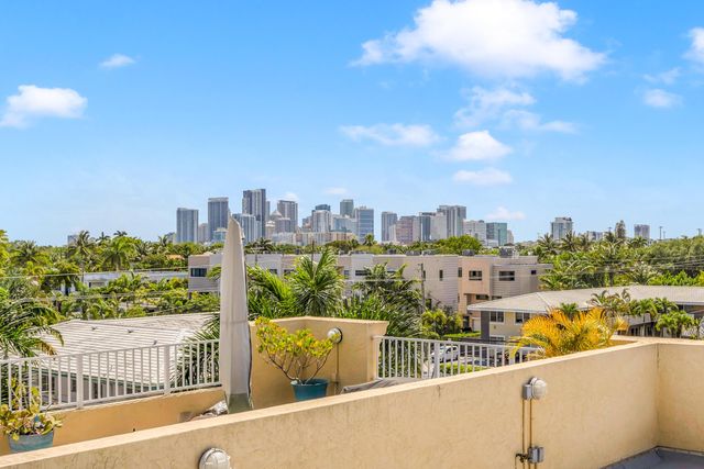 903 NE 17th Way 104, Fort Lauderdale, FL 33304