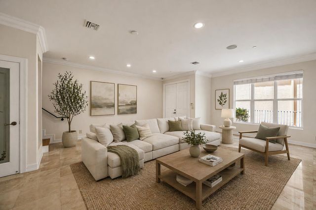 903 NE 17th Way 104, Fort Lauderdale, FL 33304