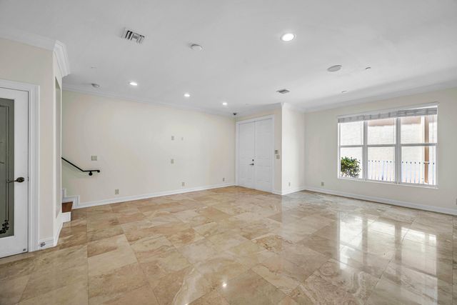 903 NE 17th Way 104, Fort Lauderdale, FL 33304