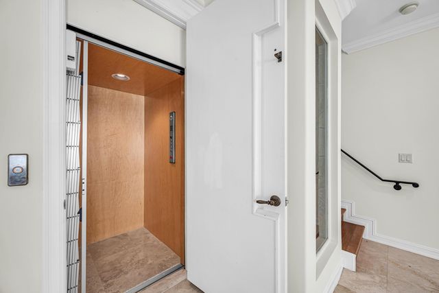 903 NE 17th Way 104, Fort Lauderdale, FL 33304