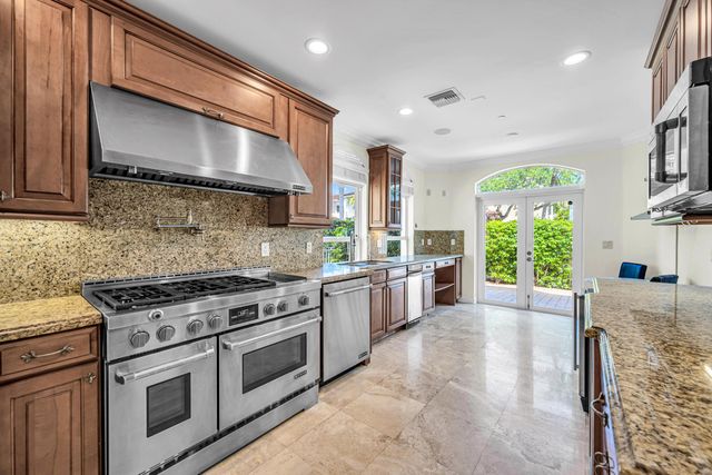 903 NE 17th Way 104, Fort Lauderdale, FL 33304