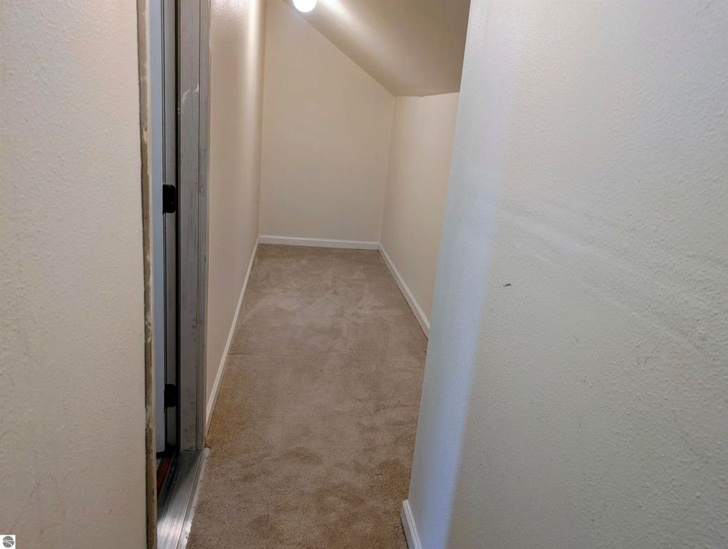 Image 24 of property listing at 1408 Abbey Lane, Mt Pleasant, MI 48858