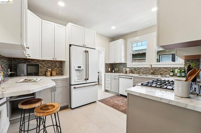 5444 Lawton Ave, Oakland, CA 94618