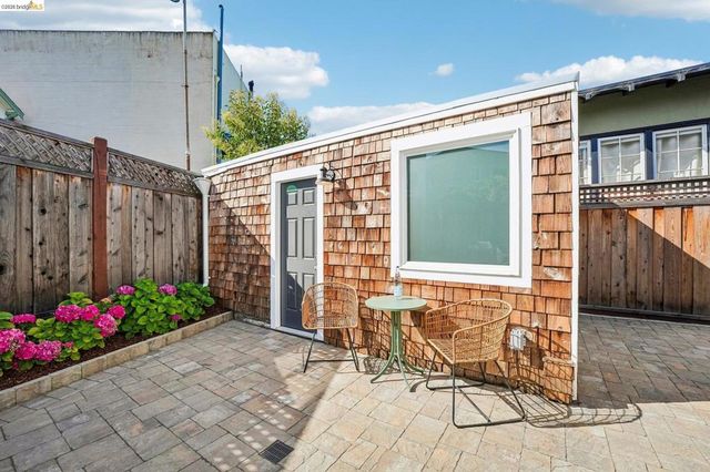 5444 Lawton Ave, Oakland, CA 94618