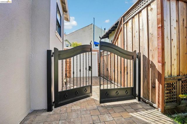5444 Lawton Ave, Oakland, CA 94618