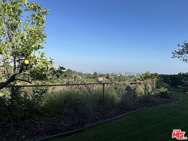 1212 Roberto Lane, Los Angeles, CA 90077