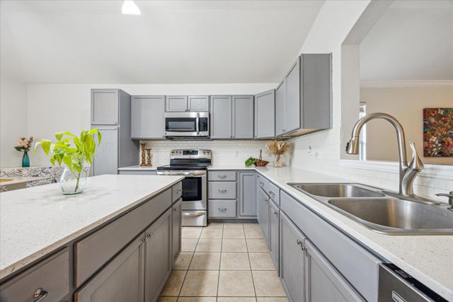 104 Lucky Clover LN, Hutto, TX 78634