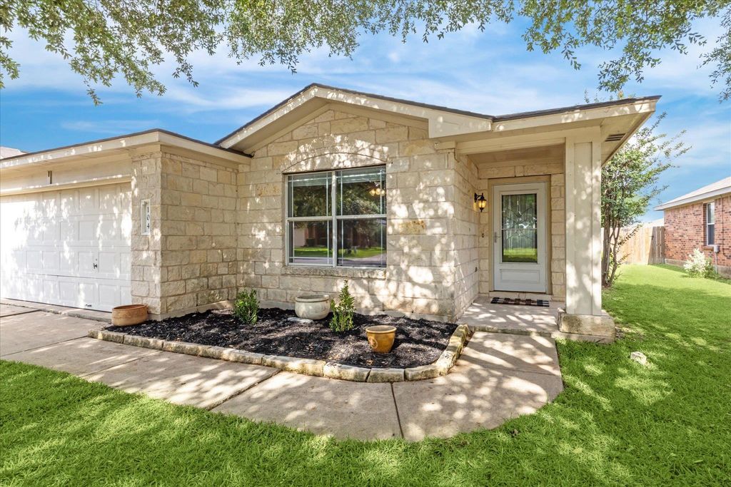 104 Lucky Clover LN, Hutto, TX 78634