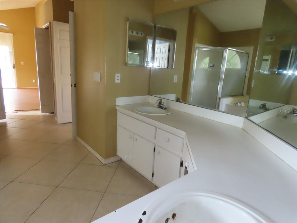 Image 4 of property listing at 8902 BRELAND DRIVE, Tampa, FL 33626