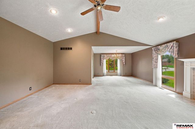 7100 Beaver Creek Lane, Lincoln, NE 68516