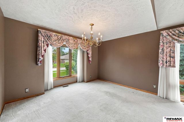 7100 Beaver Creek Lane, Lincoln, NE 68516