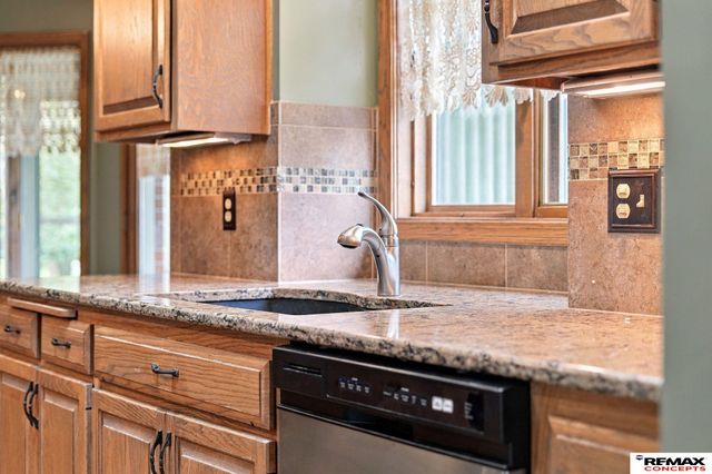7100 Beaver Creek Lane, Lincoln, NE 68516