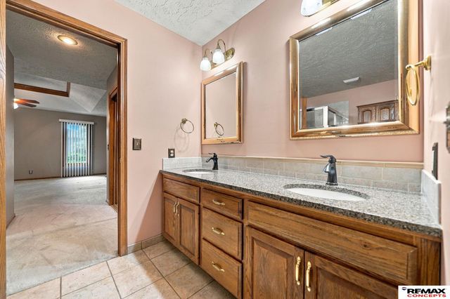 7100 Beaver Creek Lane, Lincoln, NE 68516