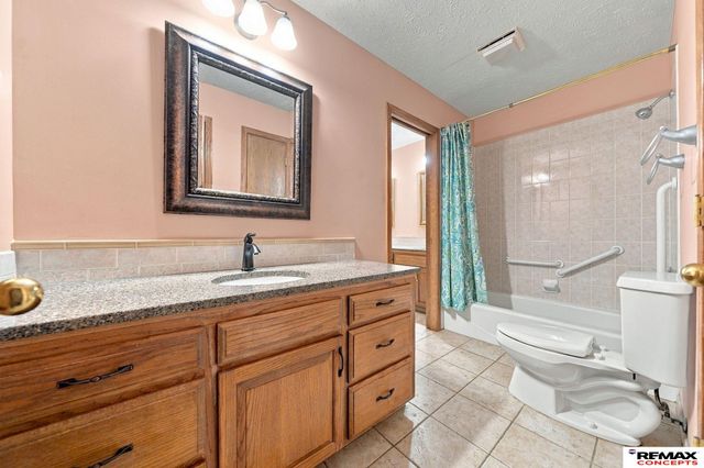 7100 Beaver Creek Lane, Lincoln, NE 68516