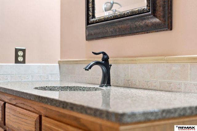 7100 Beaver Creek Lane, Lincoln, NE 68516