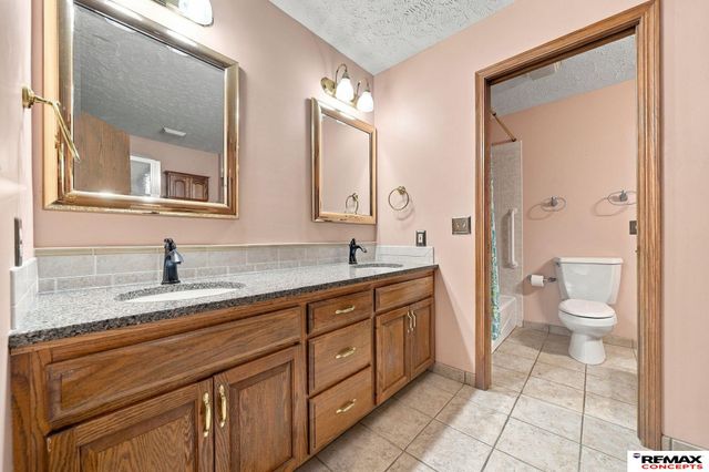 7100 Beaver Creek Lane, Lincoln, NE 68516