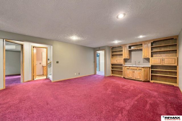 7100 Beaver Creek Lane, Lincoln, NE 68516