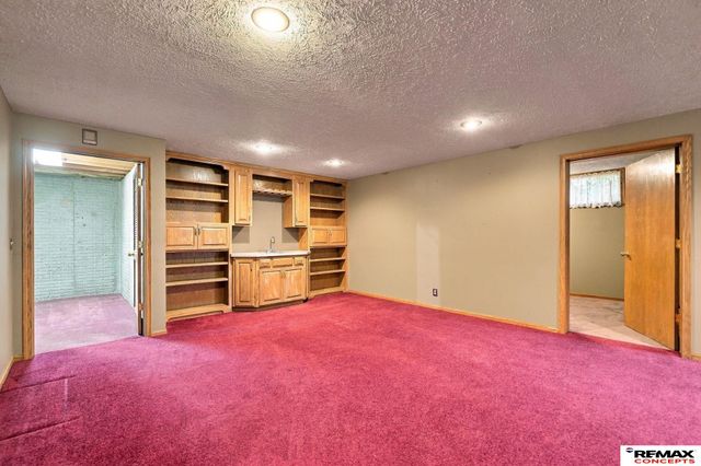 7100 Beaver Creek Lane, Lincoln, NE 68516