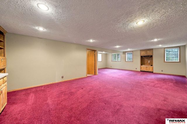 7100 Beaver Creek Lane, Lincoln, NE 68516