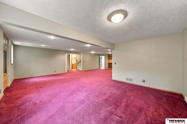 7100 Beaver Creek Lane, Lincoln, NE 68516