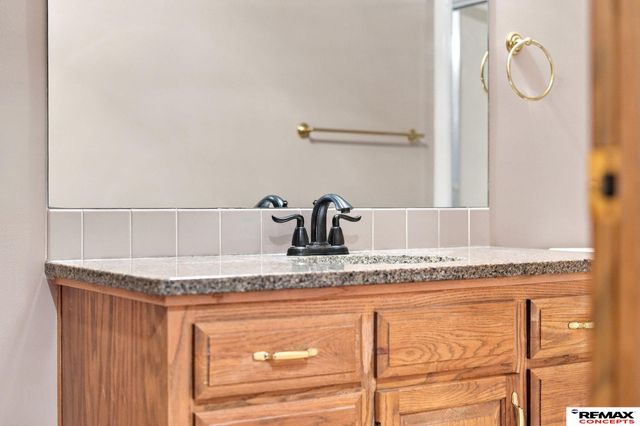 7100 Beaver Creek Lane, Lincoln, NE 68516
