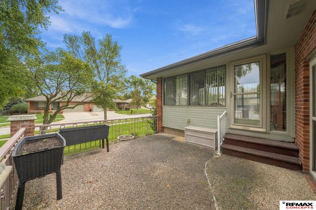 7100 Beaver Creek Lane, Lincoln, NE 68516