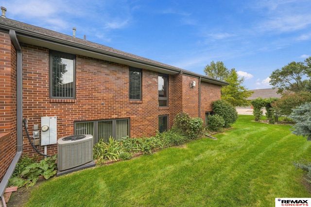 7100 Beaver Creek Lane, Lincoln, NE 68516