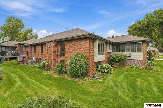 7100 Beaver Creek Lane, Lincoln, NE 68516