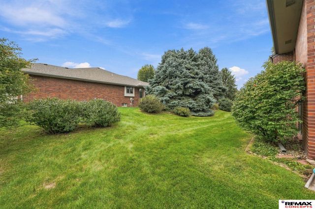 7100 Beaver Creek Lane, Lincoln, NE 68516