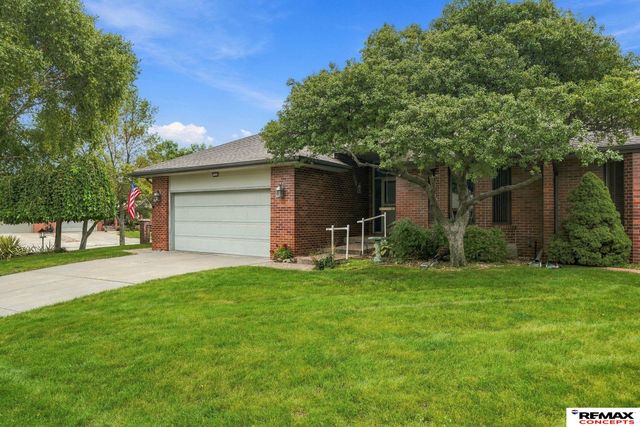 7100 Beaver Creek Lane, Lincoln, NE 68516