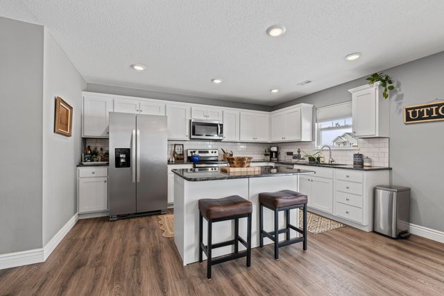 1801 FAIR OAKS CT, Columbia, MO 65201