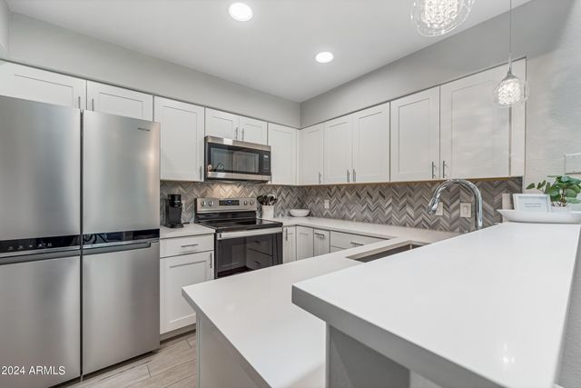 1717 E UNION HILLS Drive 1052, Phoenix, AZ 85024