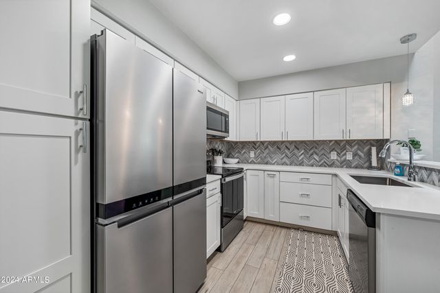 1717 E UNION HILLS Drive 1052, Phoenix, AZ 85024