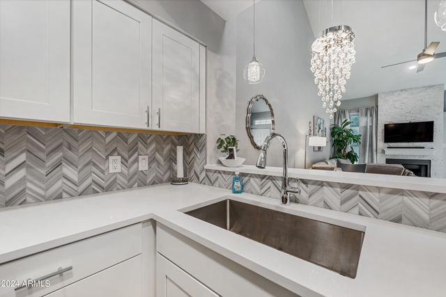 1717 E UNION HILLS Drive 1052, Phoenix, AZ 85024