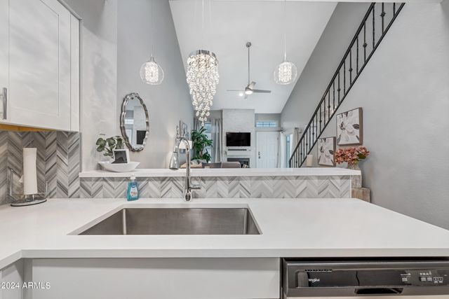 1717 E UNION HILLS Drive 1052, Phoenix, AZ 85024