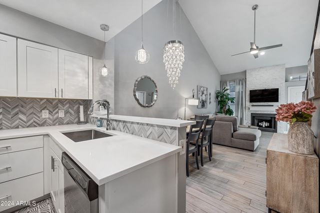 1717 E UNION HILLS Drive 1052, Phoenix, AZ 85024