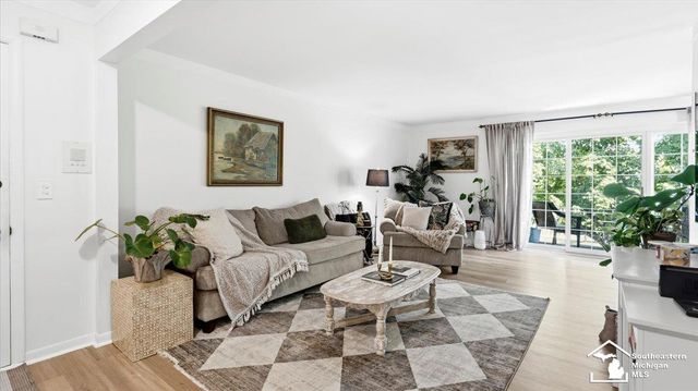 490 Fox Hills Drive 8, Bloomfield Hills, MI 48304