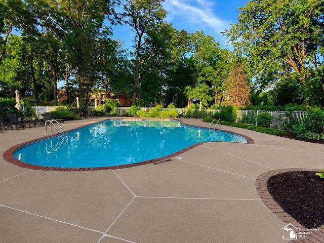 490 Fox Hills Drive 8, Bloomfield Hills, MI 48304