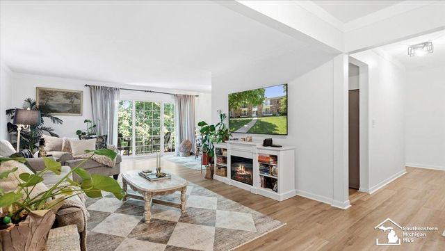 490 Fox Hills Drive 8, Bloomfield Hills, MI 48304