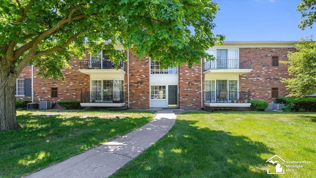 490 Fox Hills Drive 8, Bloomfield Hills, MI 48304