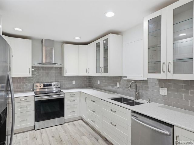 1735 Tiverton Road 10, Bloomfield Hills, MI 48304